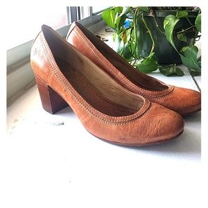 Beautiful fawn-colored leather heels by Frye (10M)